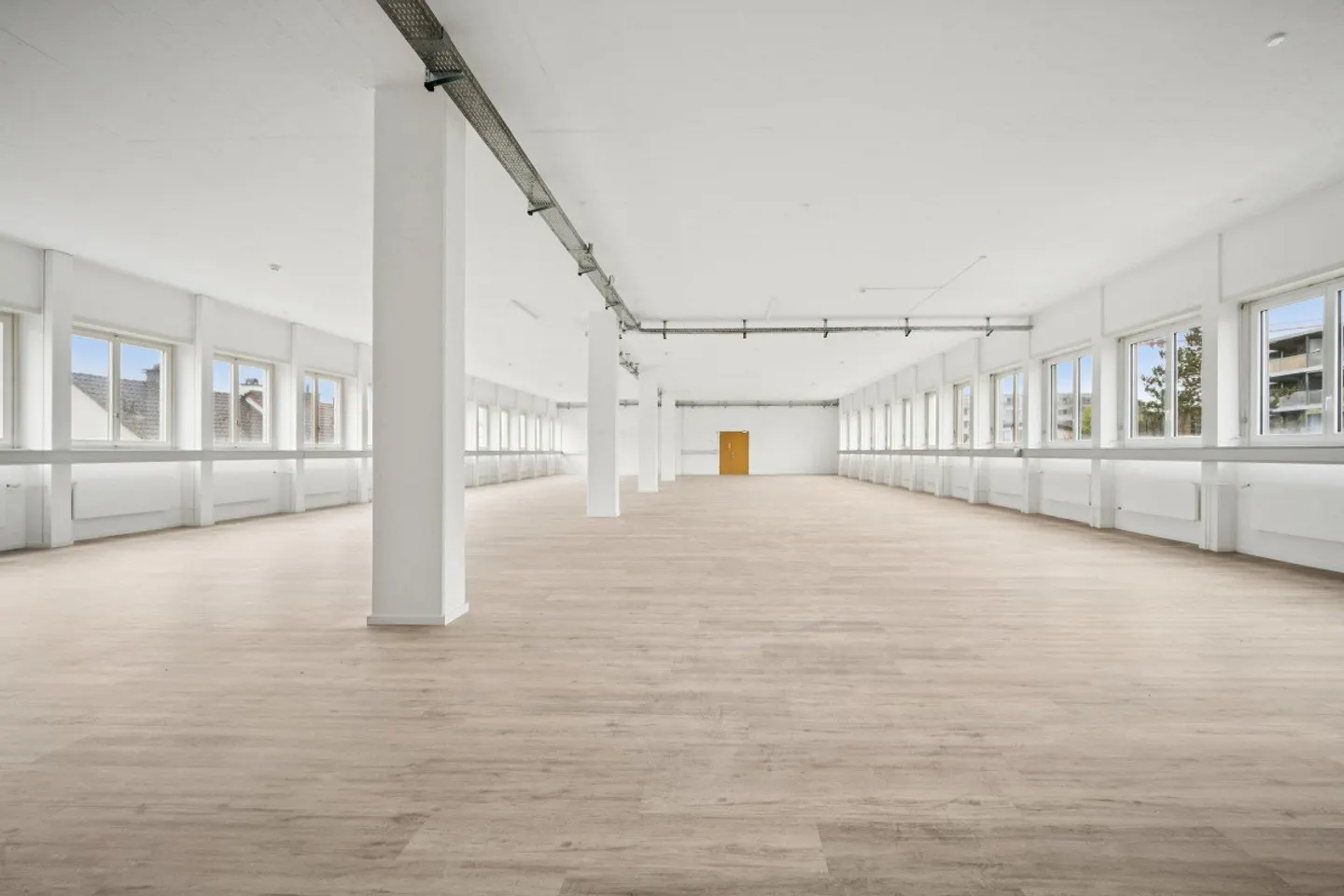 Spazio commerciale spazioso e luminoso di 392 m² a Dietikon - Foto 5 di 8