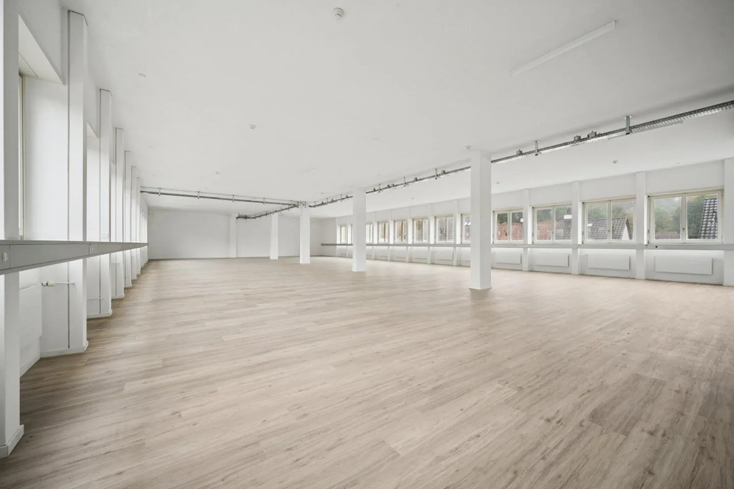 Spazio commerciale spazioso e luminoso di 392 m² a Dietikon - Foto 6 di 8