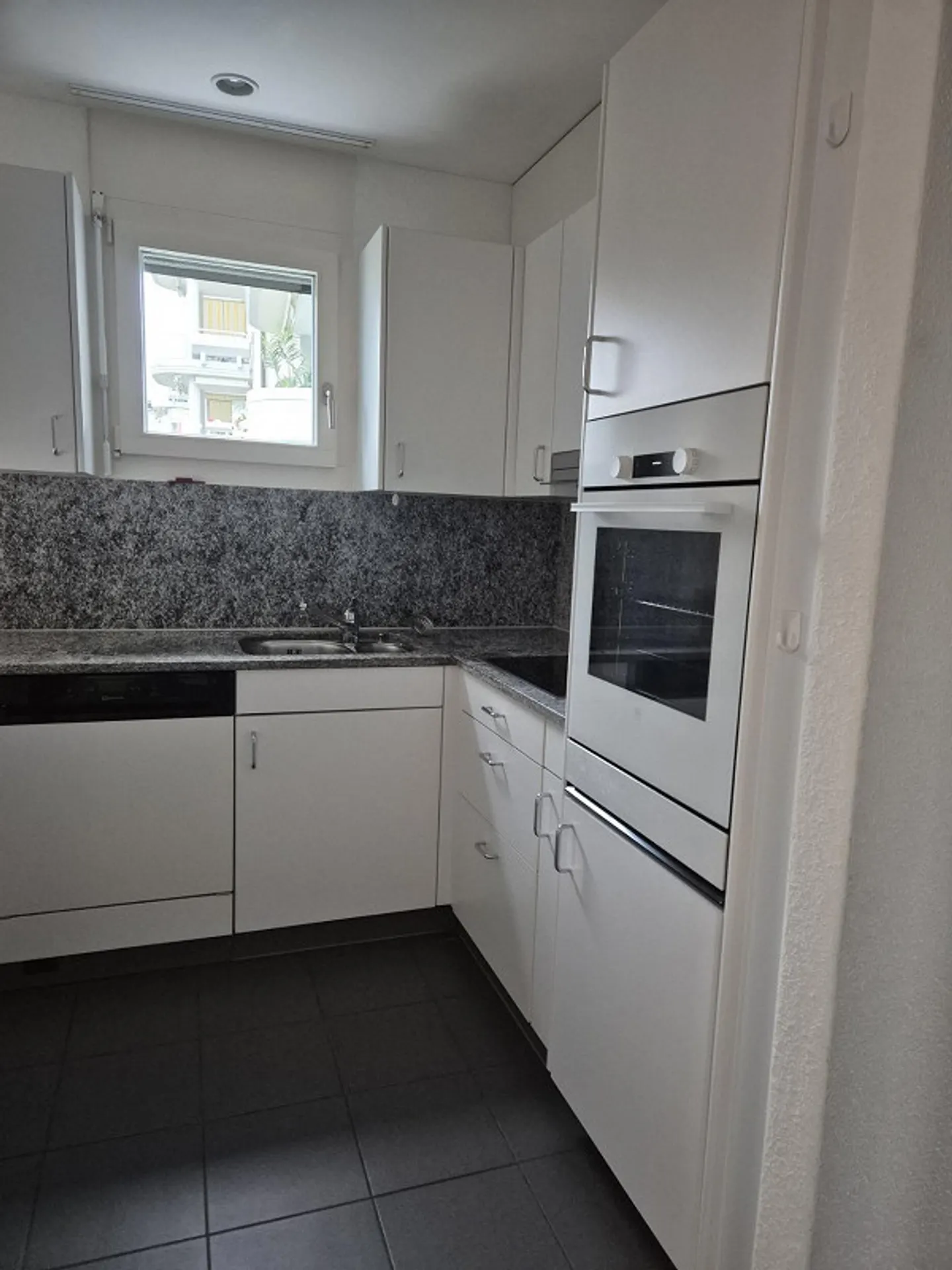 Appartement 3.5 pièces central avec grand patio - Photo 7 sur 13