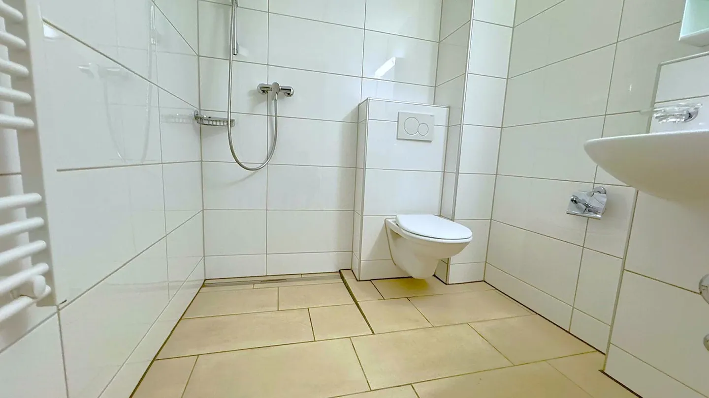 Appartement moderne 1 pièce à La Chaux-de-Fonds - Idéal pour les étudiants & première occupation après rénovation complète - Photo 2 sur 9