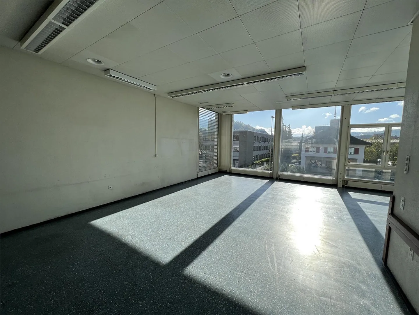 Zentrale Gewerbefläche zu Vermieten - Foto 3 von 13