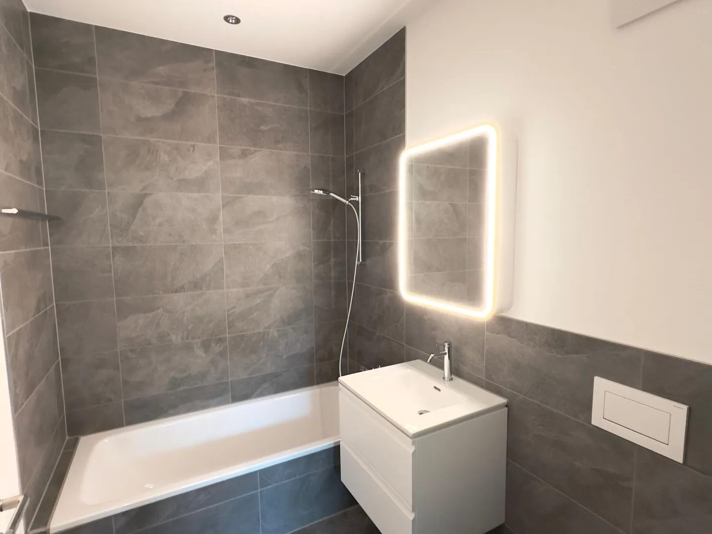 VIVERE MODERNO IN UN NUOVO EDIFICIO CON FINITURE DI ALTA QUALITÀ - Foto 2 di 4