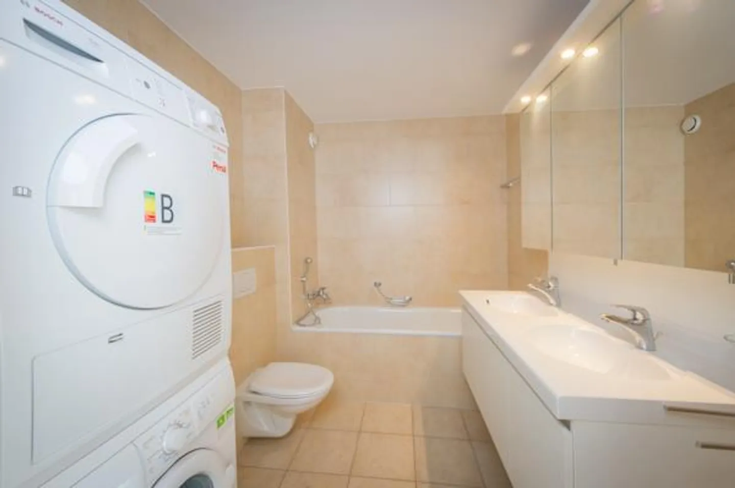 LOCATION WITH FREE DEPOSIT! - 3.5 rooms close to all amenities - Photo 4 of 7