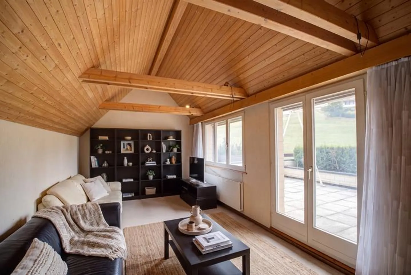 TWO-FAMILY HOUSE IN USTER WITH A VIEW OF THE GREEN AND A LOT OF POTENTIAL - Photo 4 of 7