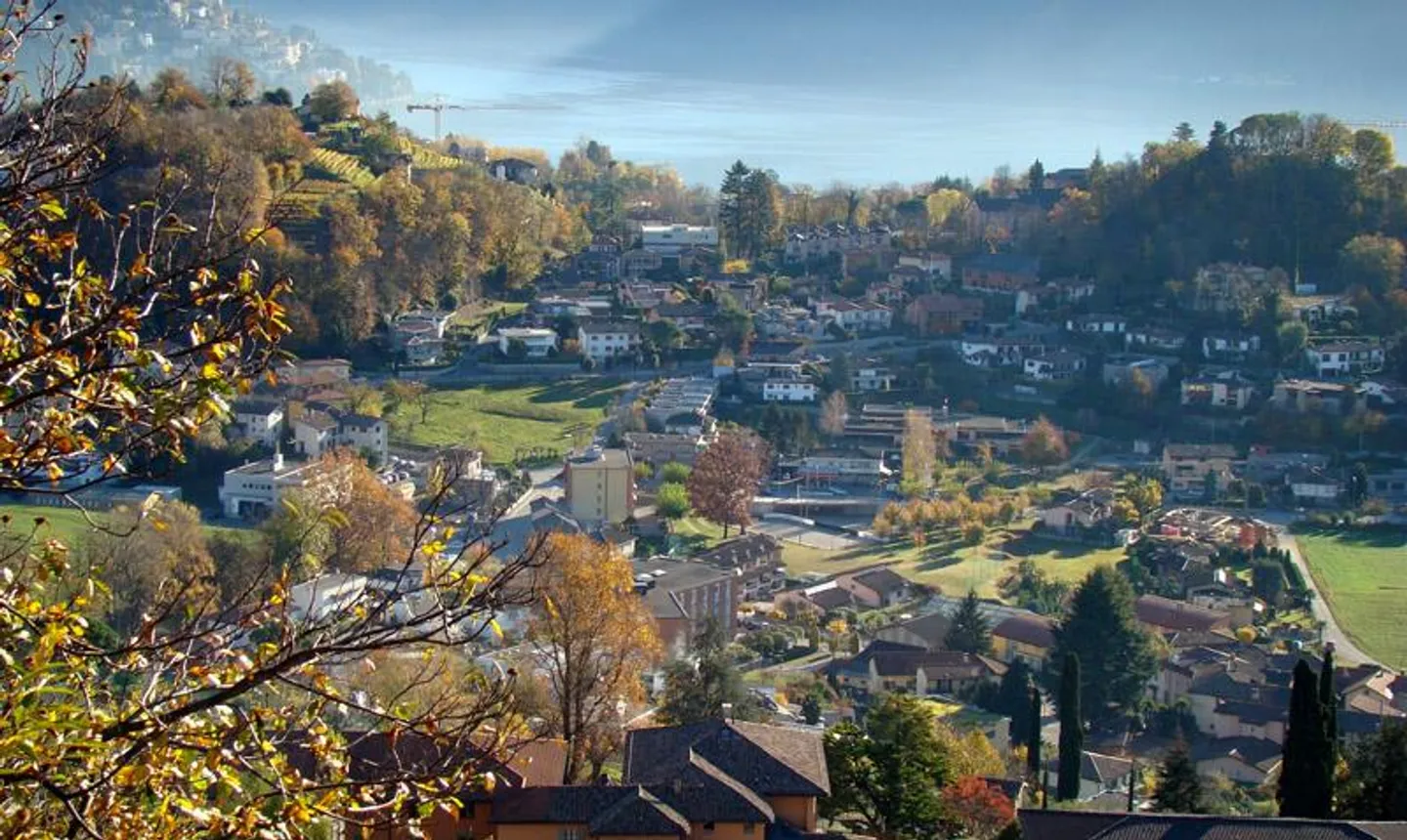 Villa indipendente con vista parziale sul lago e giardino - Foto 1 di 9