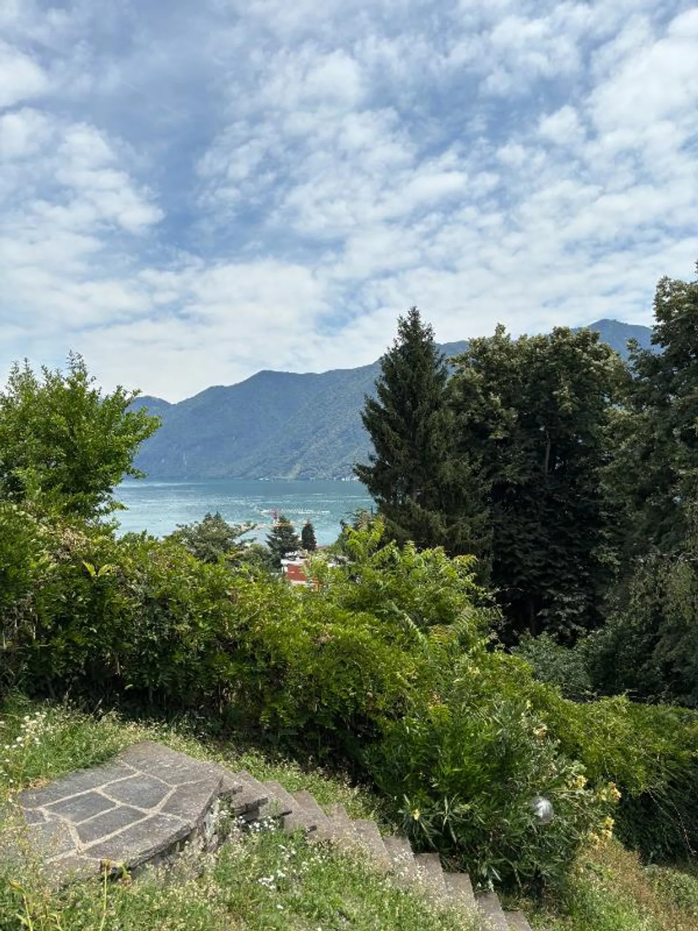 Villa indipendente con vista parziale sul lago e giardino - Foto 7 di 9