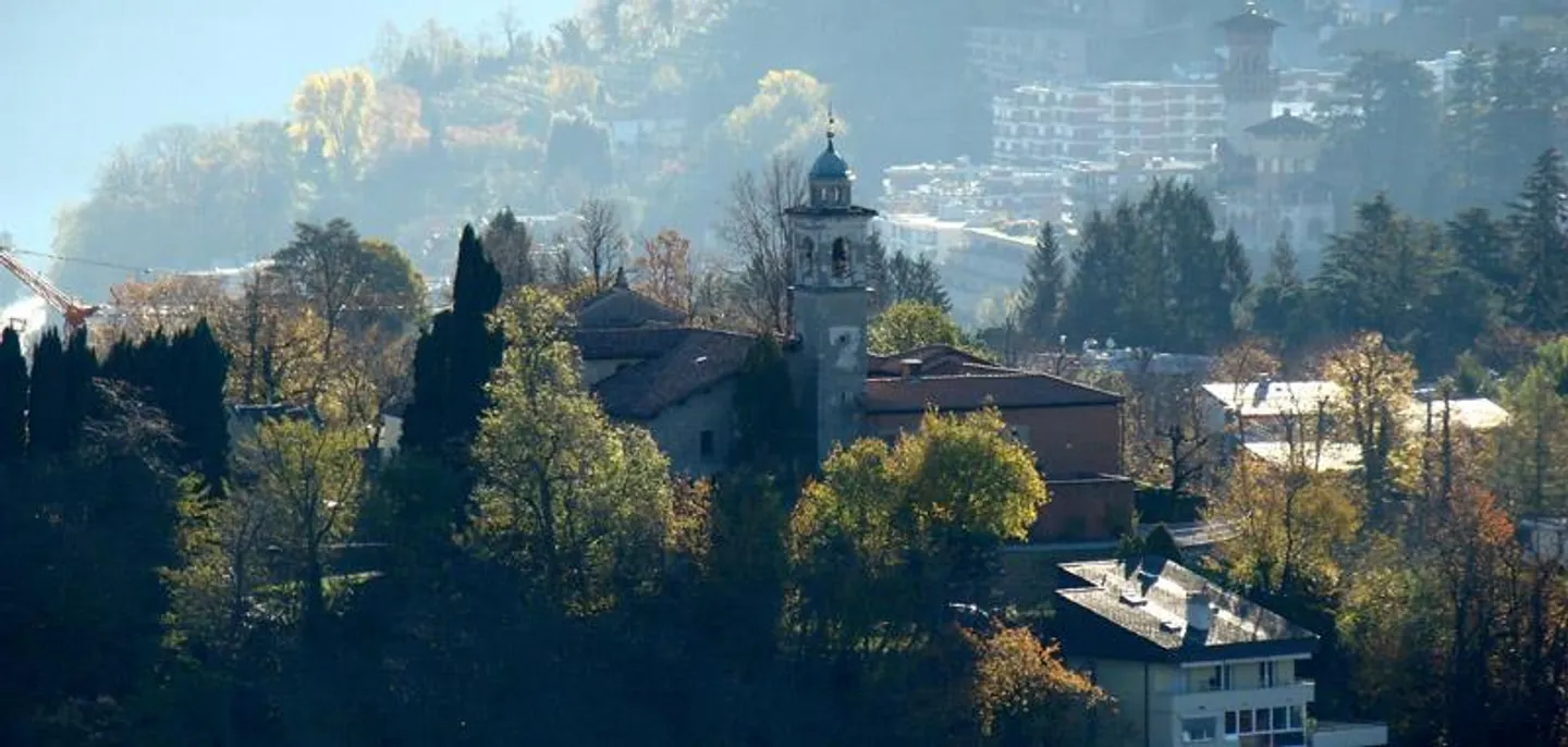 Villa indipendente con vista parziale sul lago e giardino - Foto 9 di 9