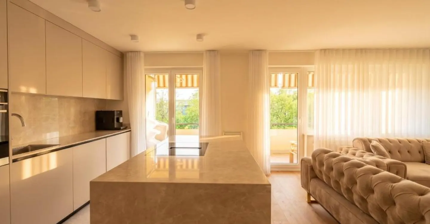 Appartamento moderno con balcone soleggiato - Foto 2 di 13