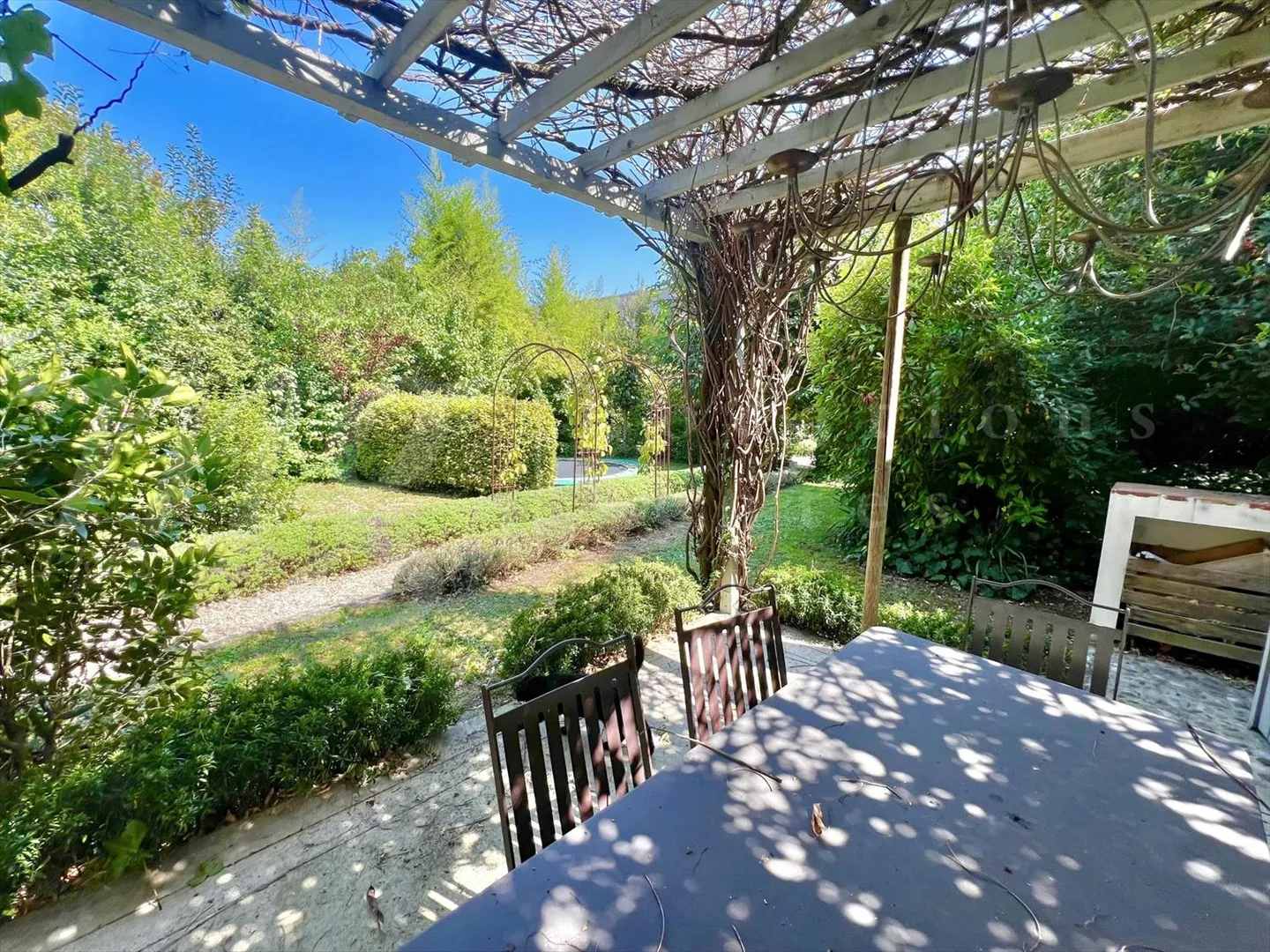 STUPENDA CASA PIENA DI FASCINO DI 340 m2 CON GRANDE GIARDINO - a 5 minuti da C - Foto 1 di 1