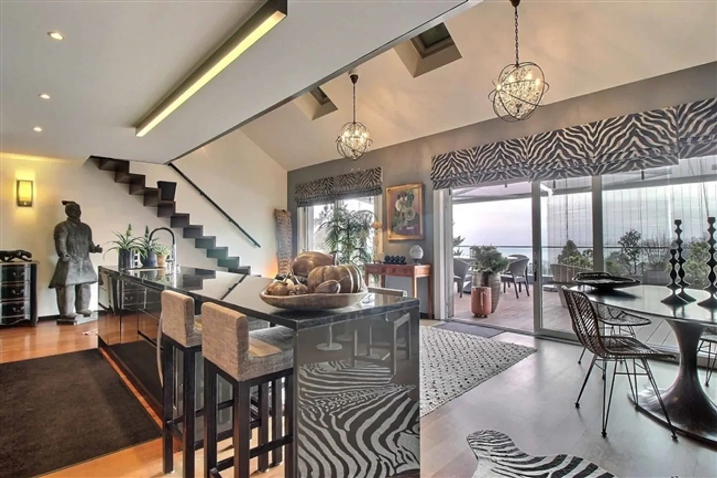 Magnifique duplex penthouse avec vue imprenable sur le lac - Photo 1 sur 13