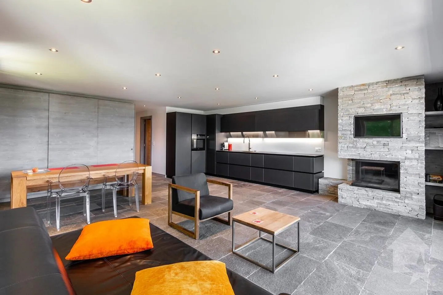 Luxurious Chalet with Stunning Views - Photo 2 of 24