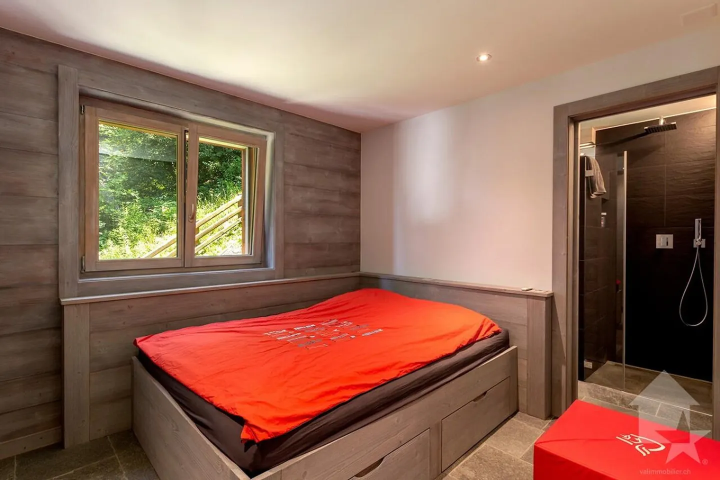 Luxurious Chalet with Stunning Views - Photo 3 of 24