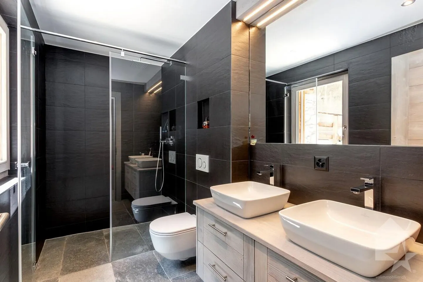 Luxurious Chalet with Stunning Views - Photo 6 of 24