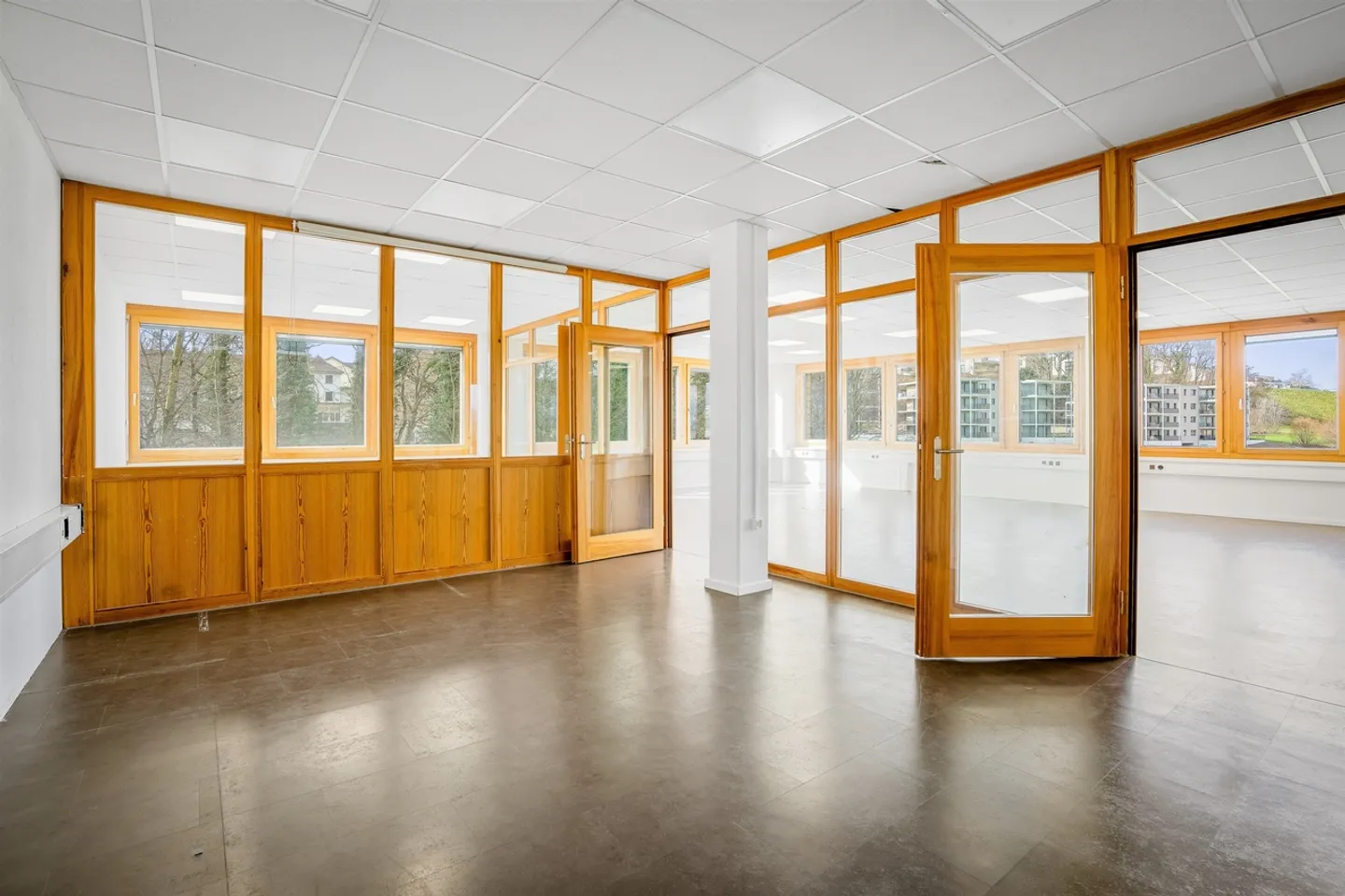 Spazio ufficio luminoso - Foto 5 di 11