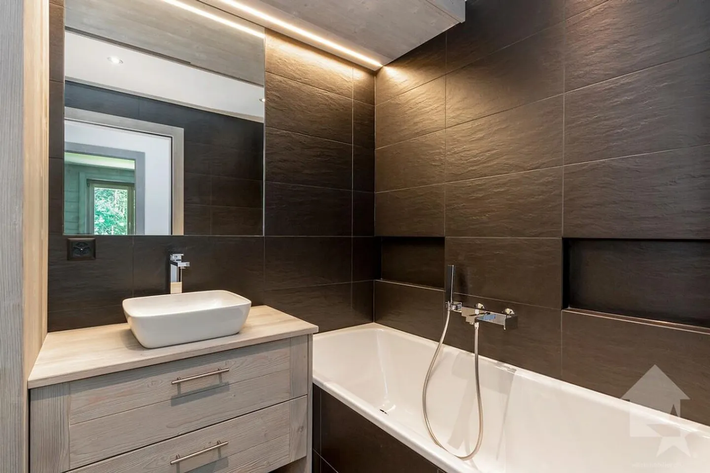 Luxurious Chalet with Stunning Views - Photo 8 of 24