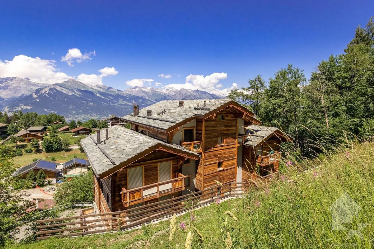 Luxurious Chalet with Stunning Views - Photo 9 of 24