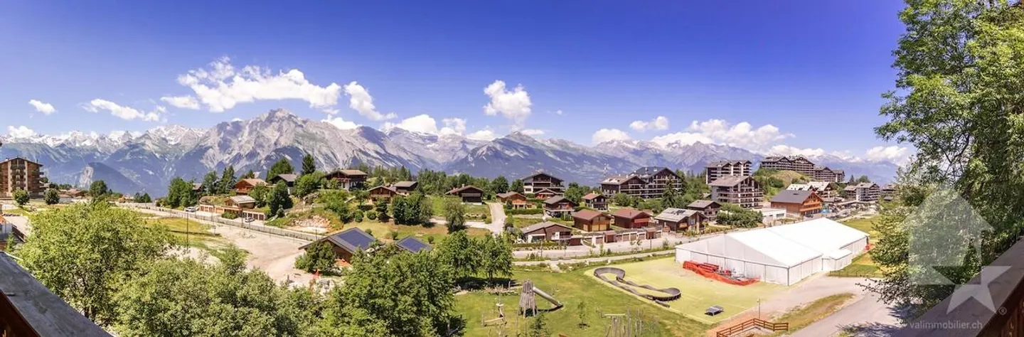 Luxurious Chalet with Stunning Views - Photo 10 of 24