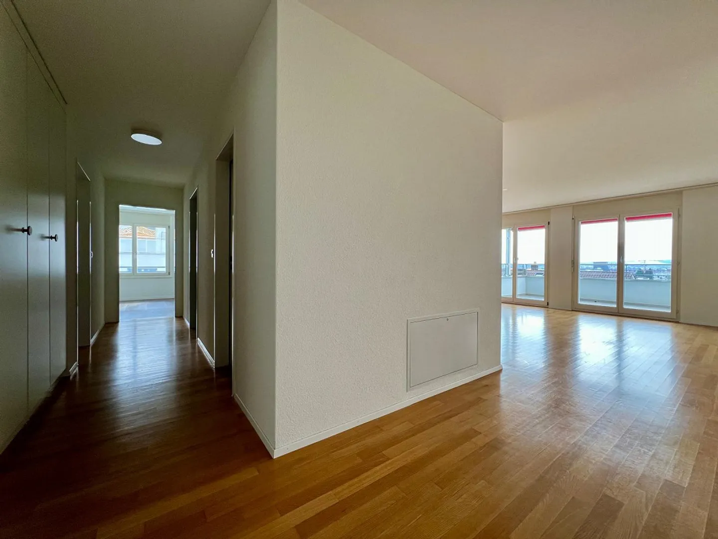 Newly renovated, spacious 4.5 room apartment with great views - Photo 2 of 24