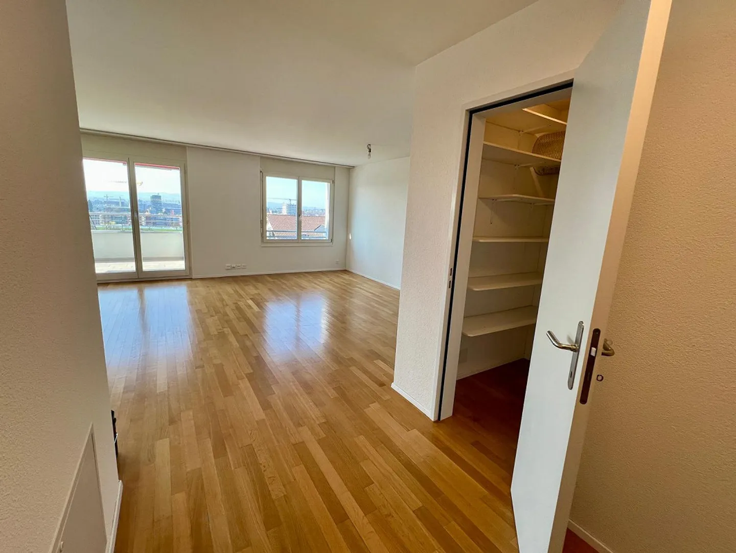 Newly renovated, spacious 4.5 room apartment with great views - Photo 3 of 24