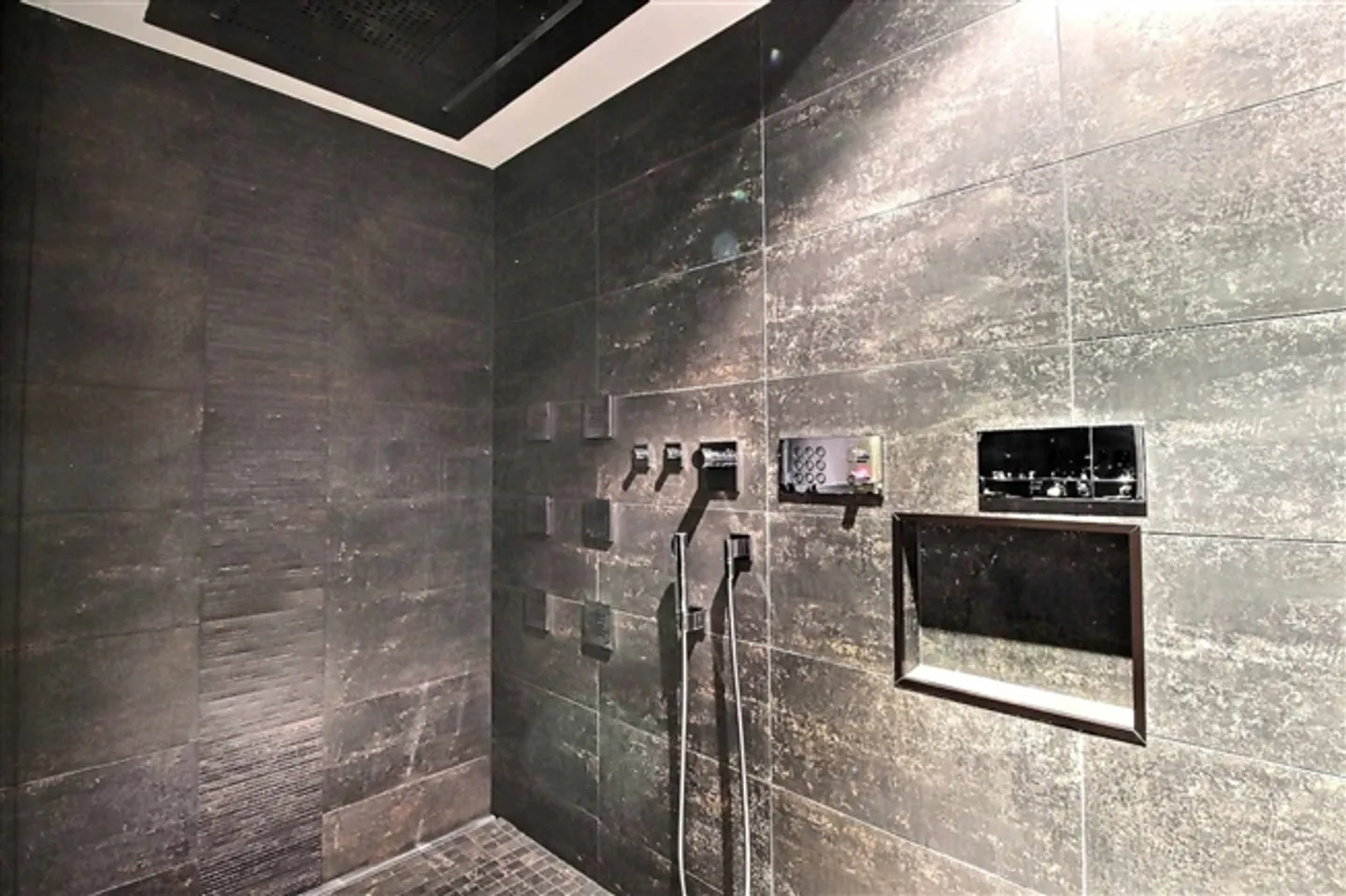 Magnifique duplex penthouse avec vue imprenable sur le lac - Photo 12 sur 13