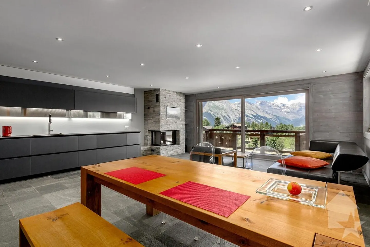 Luxurious Chalet with Stunning Views - Photo 15 of 24
