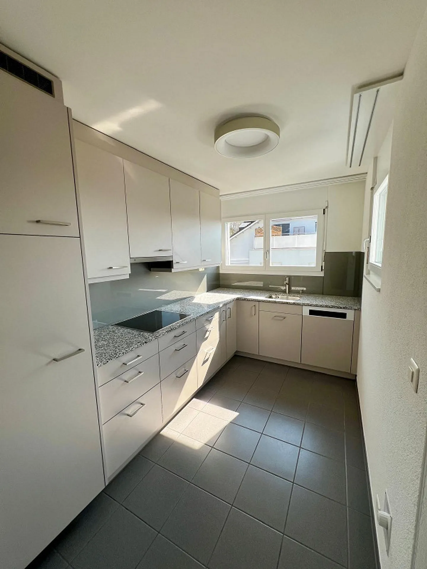 Newly renovated, spacious 4.5 room apartment with great views - Photo 5 of 24