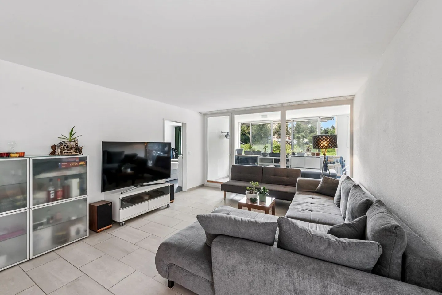 5.5 Room Apartment in a Central Location at the Train Station in Wettingen - Photo 8 of 12