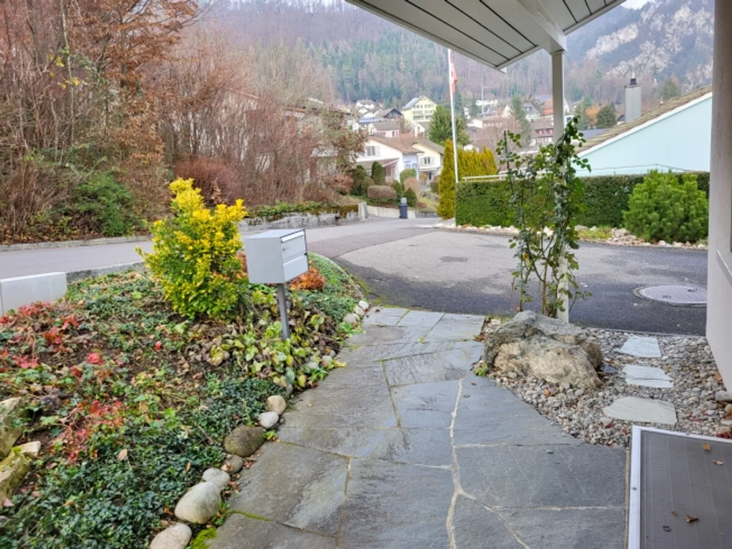 Wohnen mit Aussicht: 6.5-Zimmer-Einfamilienhaus an toller Lage - Foto 4 von 13