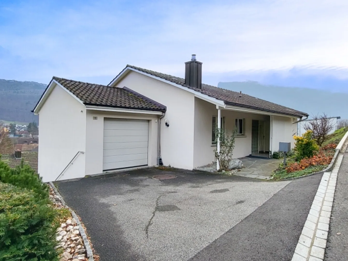 Wohnen mit Aussicht: 6.5-Zimmer-Einfamilienhaus an toller Lage - Foto 3 von 13