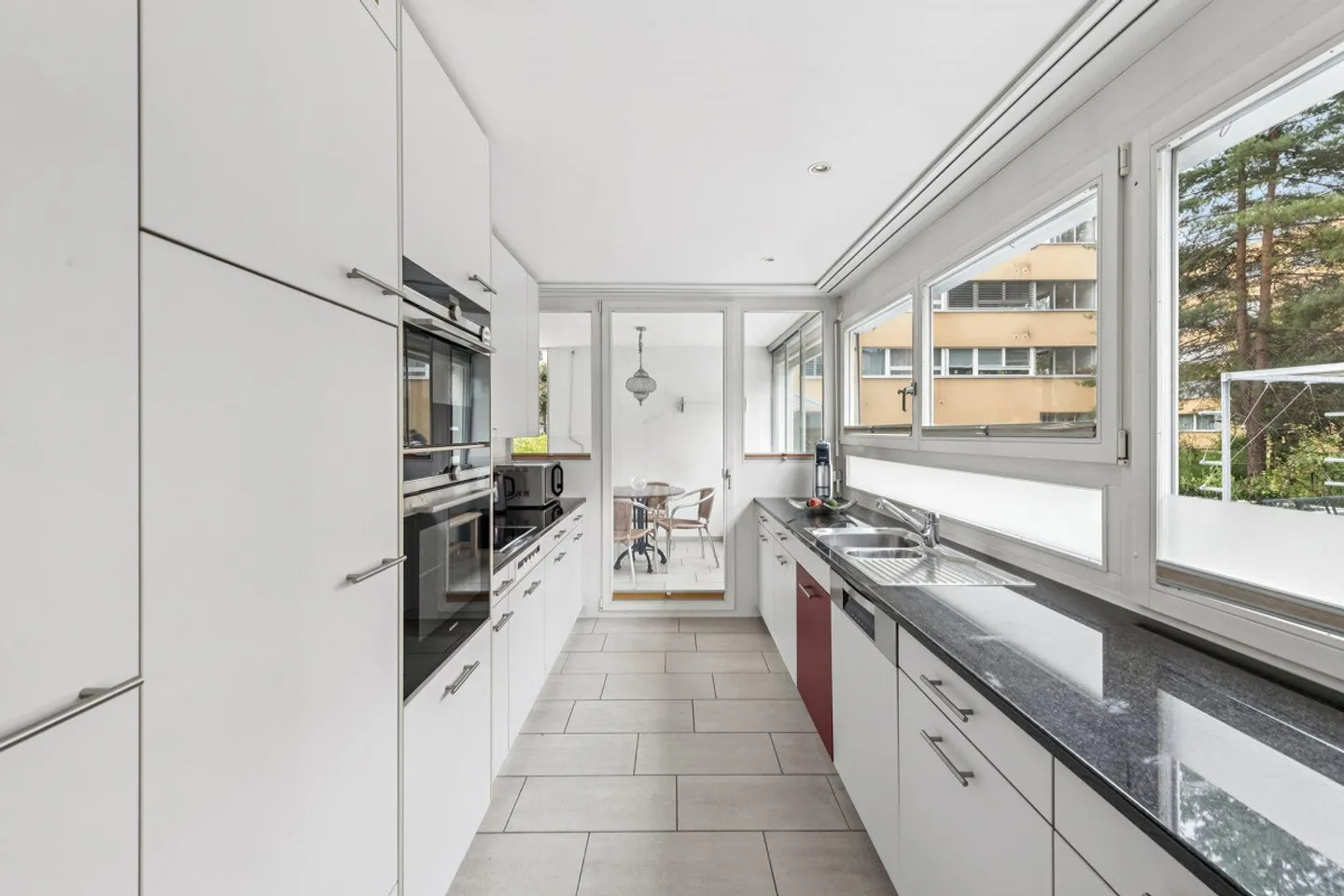 5.5 Room Apartment in a Central Location at the Train Station in Wettingen - Photo 2 of 12
