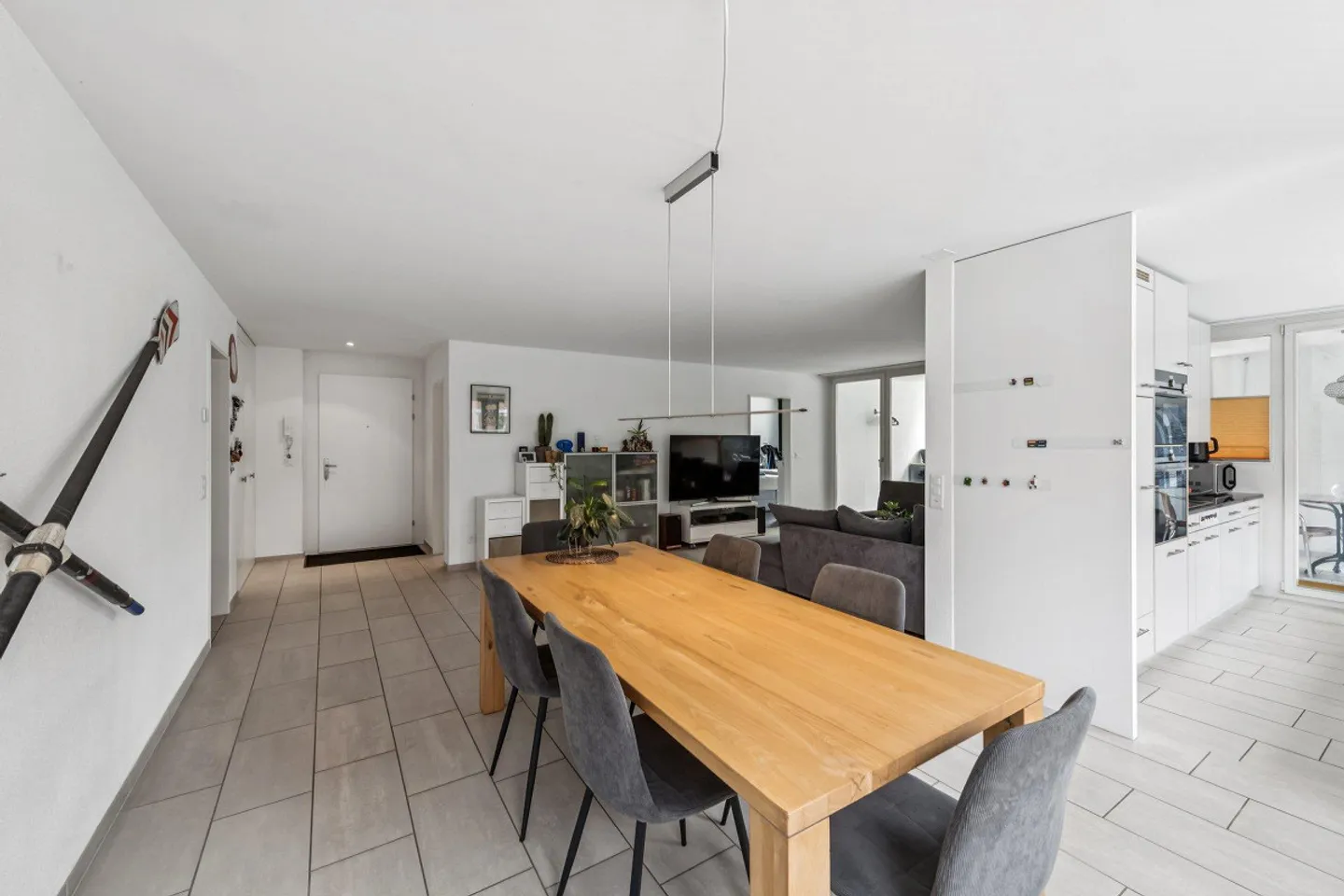 5.5 Room Apartment in a Central Location at the Train Station in Wettingen - Photo 3 of 12