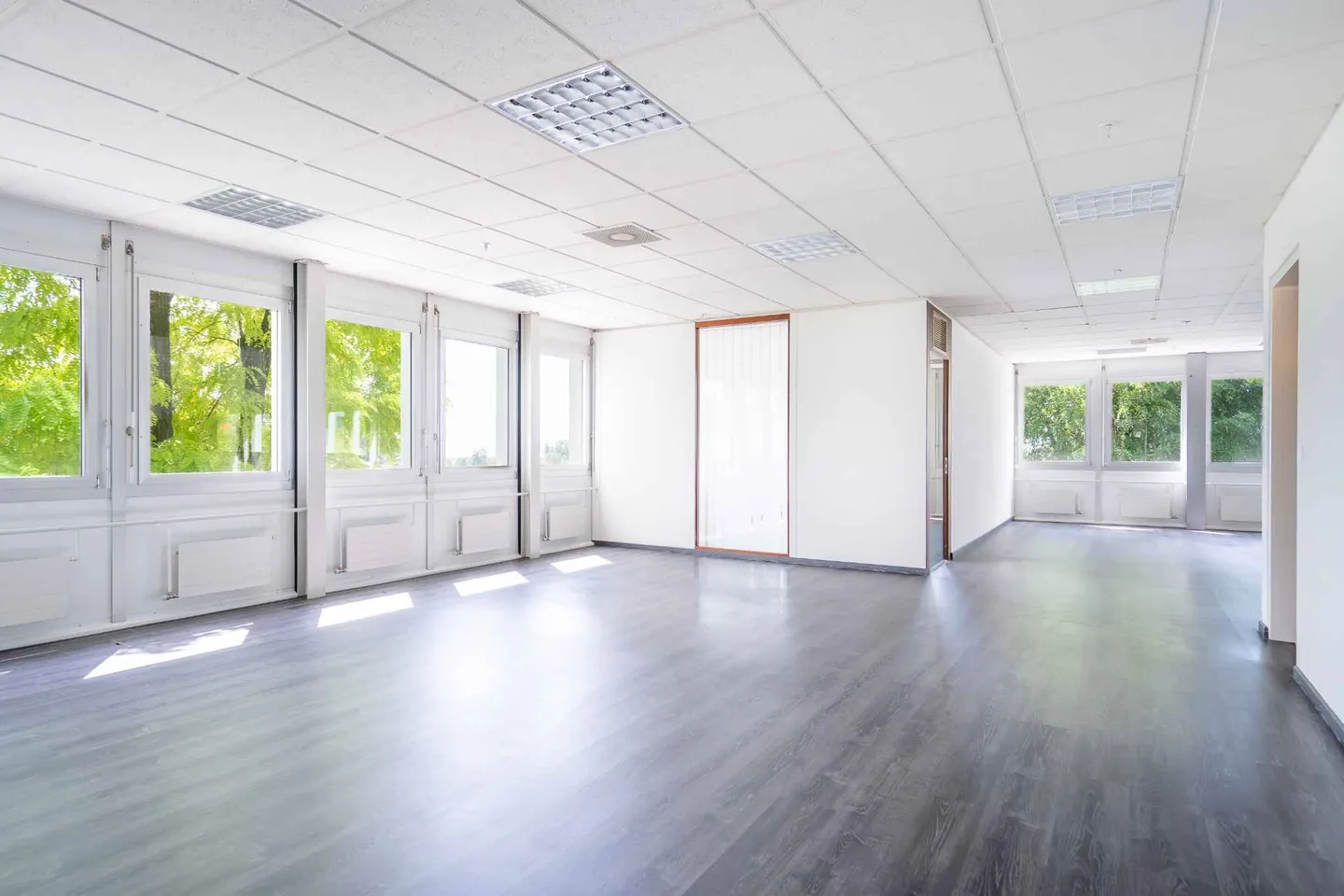 Vicino all'autostrada con parcheggi e spazi commerciali a partire da 40 m² - Foto 3 di 5