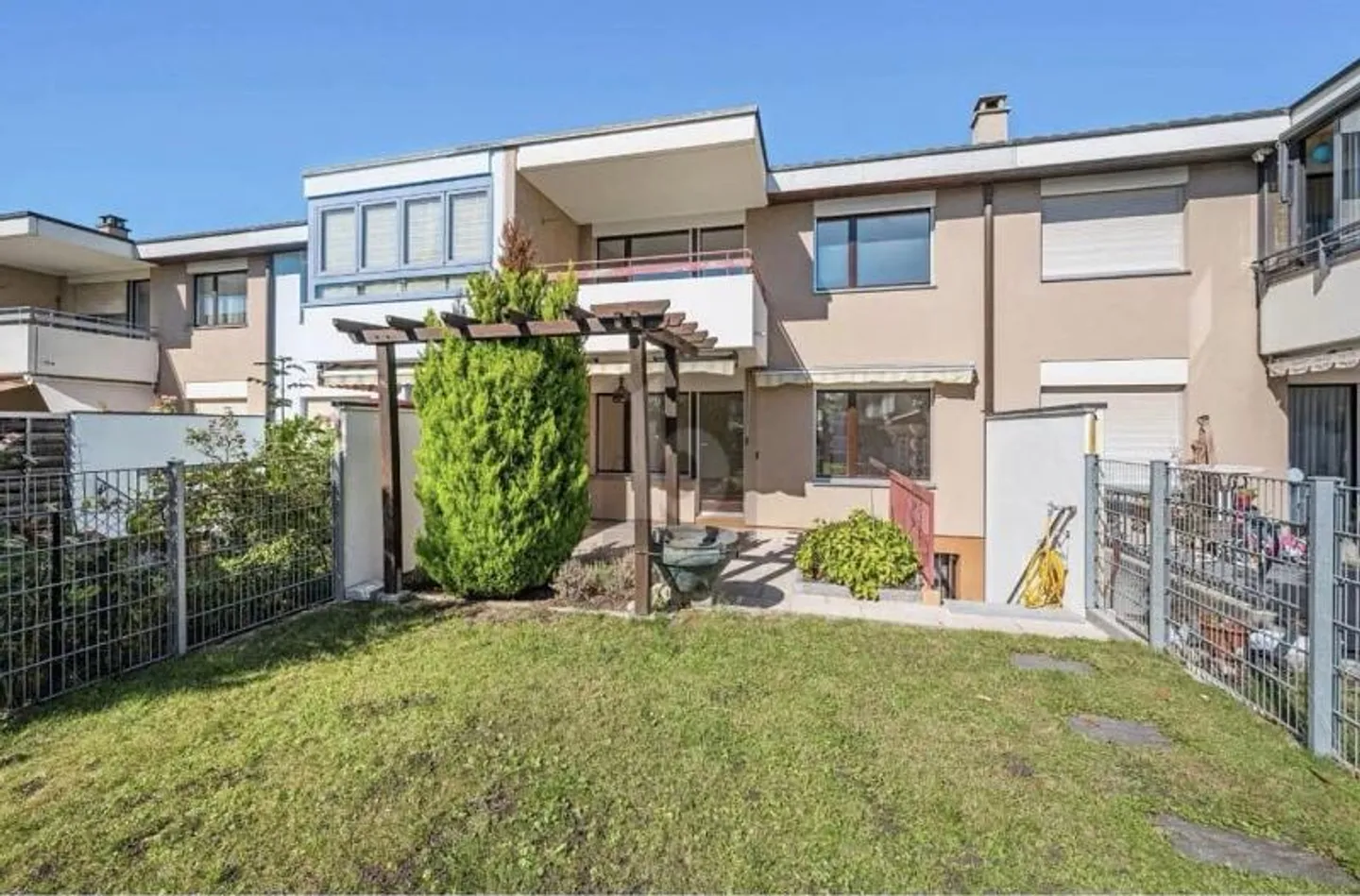 SUNNY AND MODERN WITH GARDEN - Photo 1 of 6