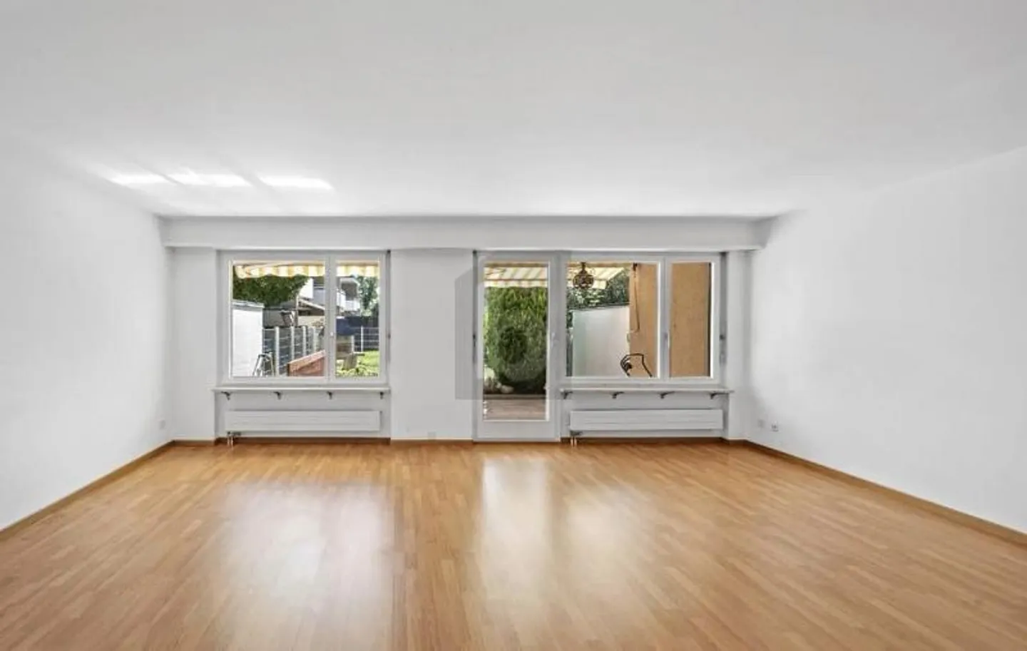 SUNNY AND MODERN WITH GARDEN - Photo 2 of 6