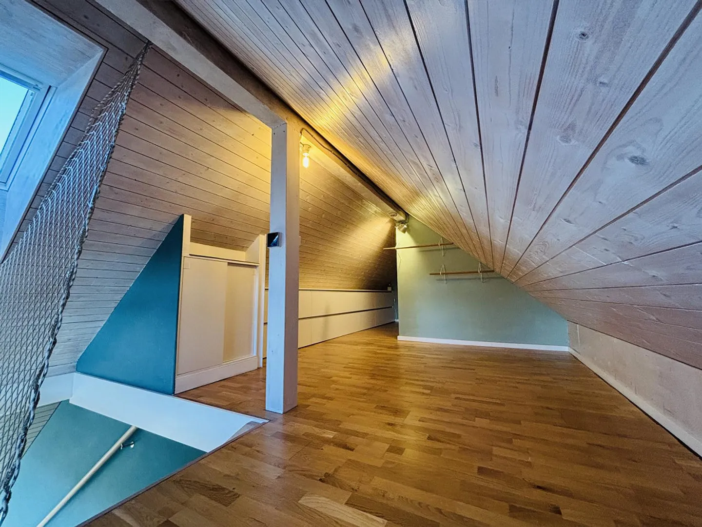 Cozy Central Attic Apartment - Photo 10 of 14