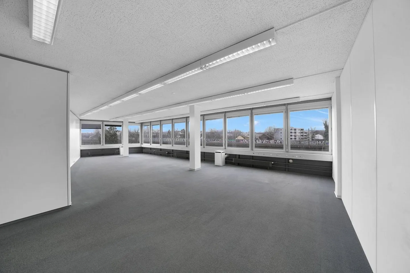 Geräumige Bürofläche zu vermieten - Foto 1 von 14