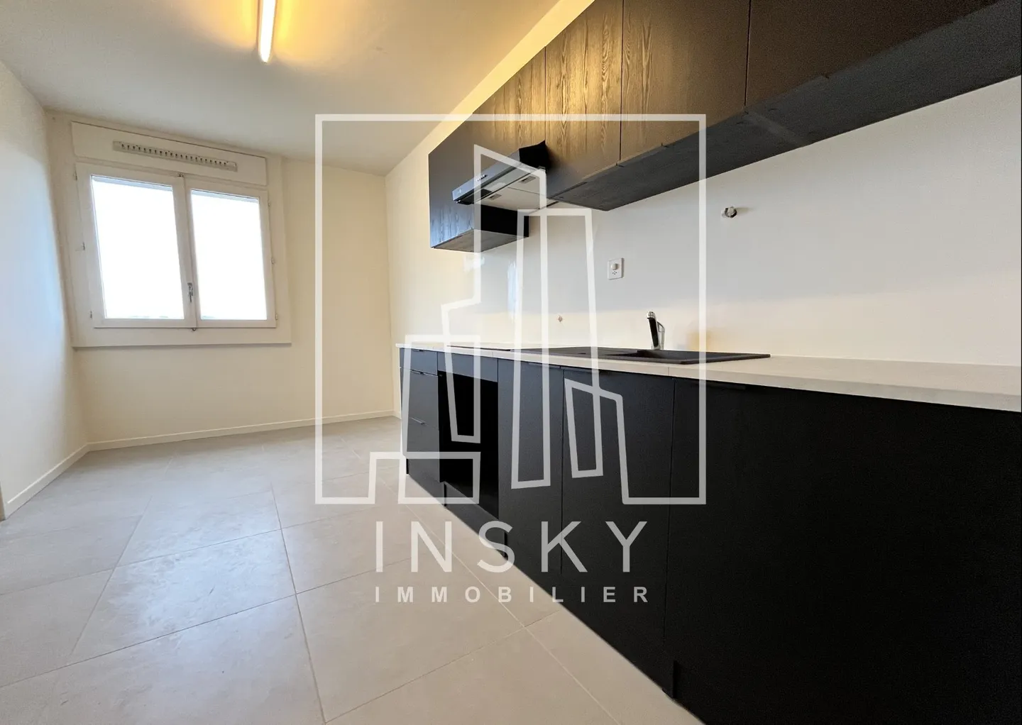 Renovated 4-bedroom apartment, 177 sqm PPE, panoramic 180 view on the 7th floor (Meyrin) - Photo 1 of 15