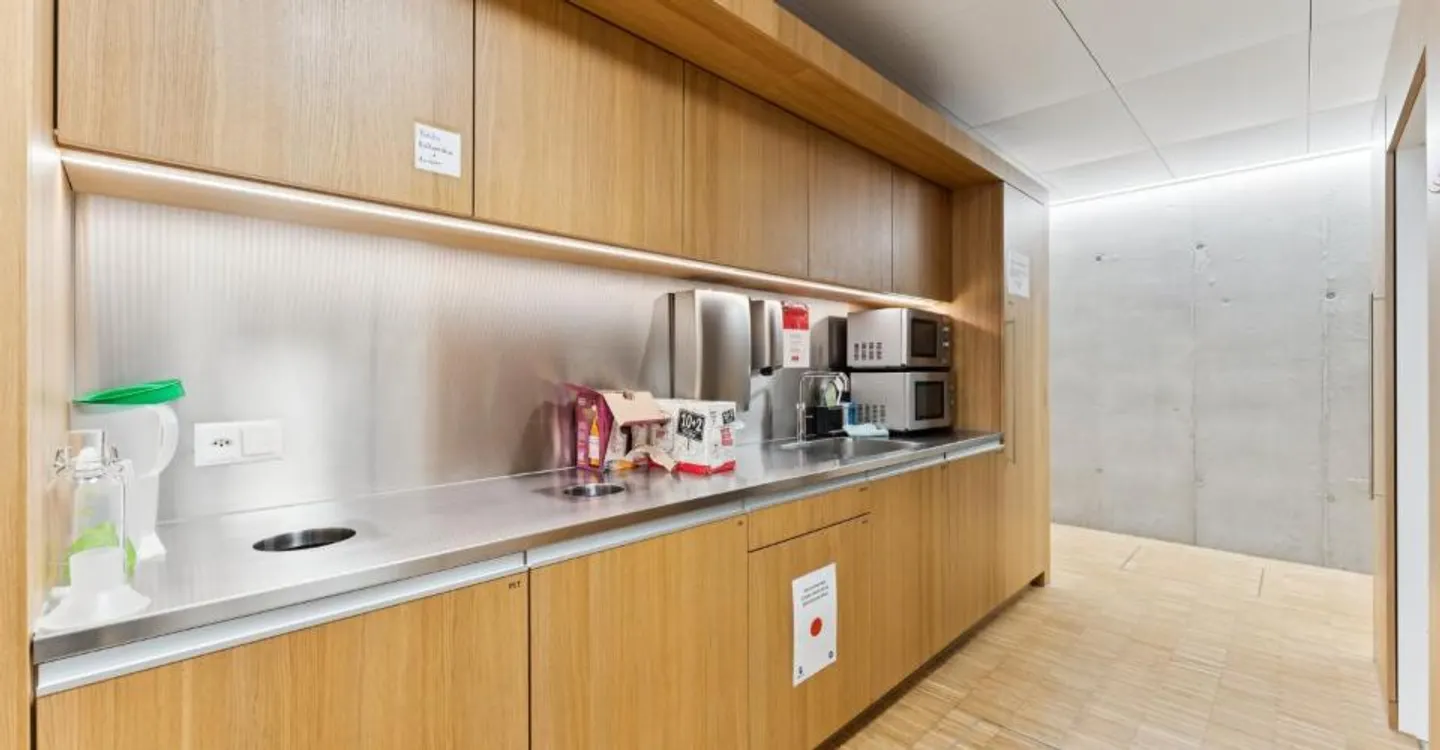 Flexible office space with existing expansion and top connections - Photo 3 of 12