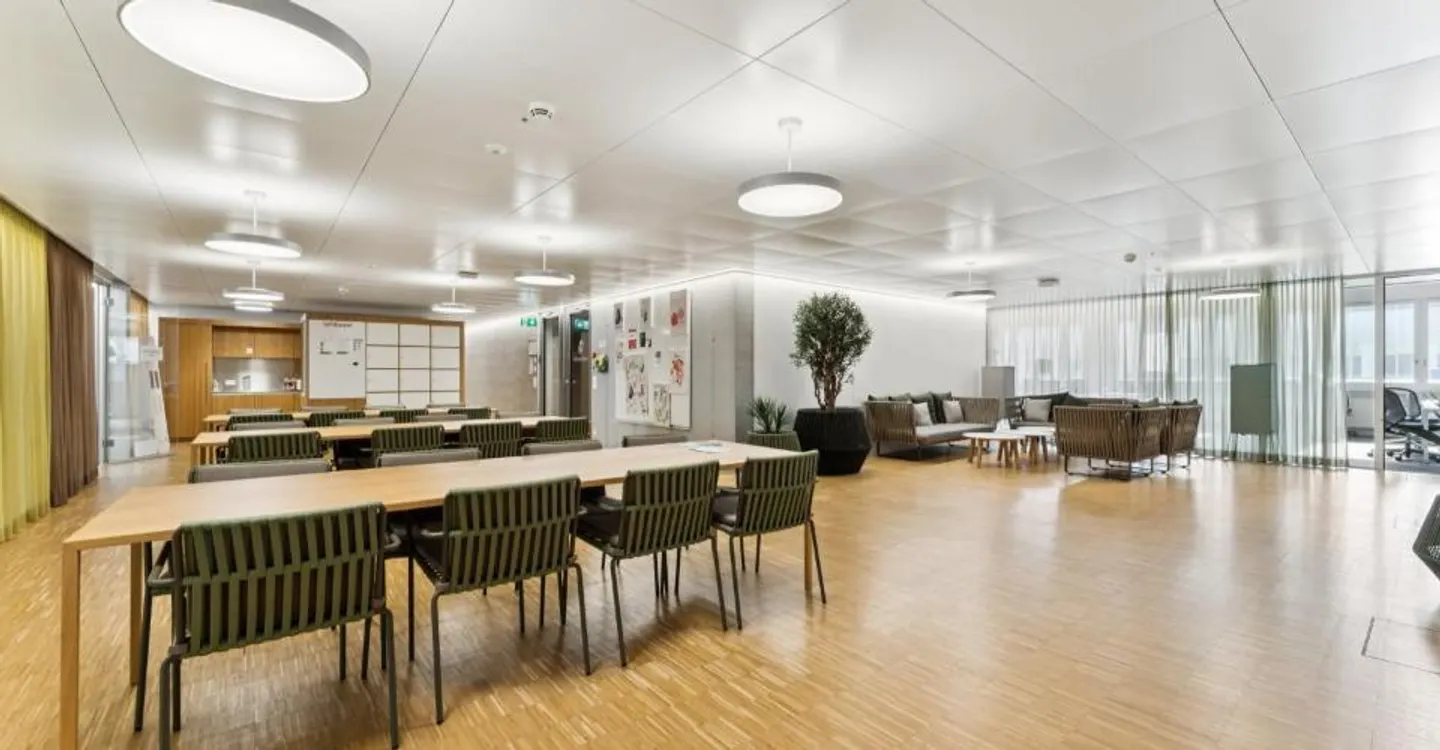 Flexible office space with existing expansion and top connections - Photo 4 of 12