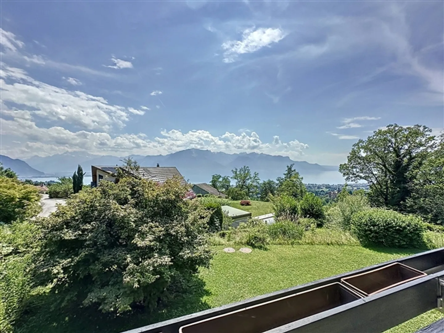 Magnifique maison Huf avec une belle vue sur le lac et les montagnes - Photo 6 sur 13