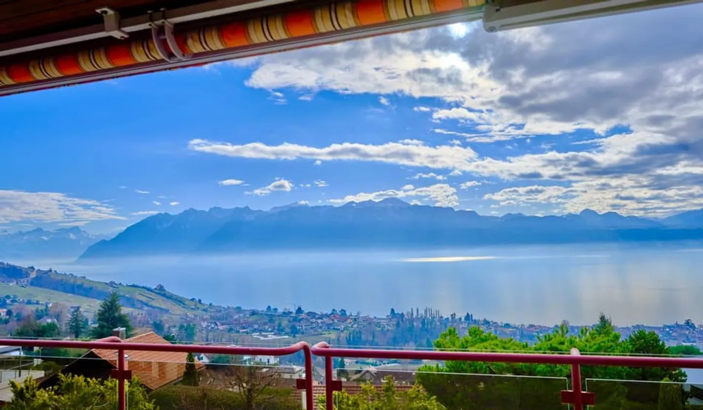 Duplex con vista mozzafiato sul lago in una zona tranquilla - Foto 1 di 13