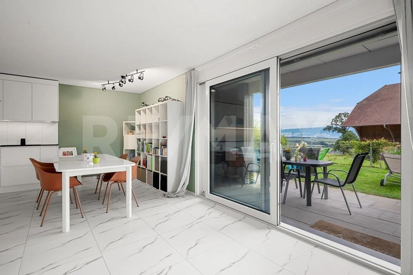 Appartamento 4.5 locali con grande giardino privato - comfort moderno... - Foto 2 di 13