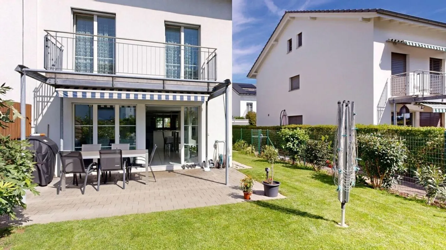 Felicità abitativa a Buchs ZH - Casa a schiera angolare con giardino da amare - Foto 4 di 29