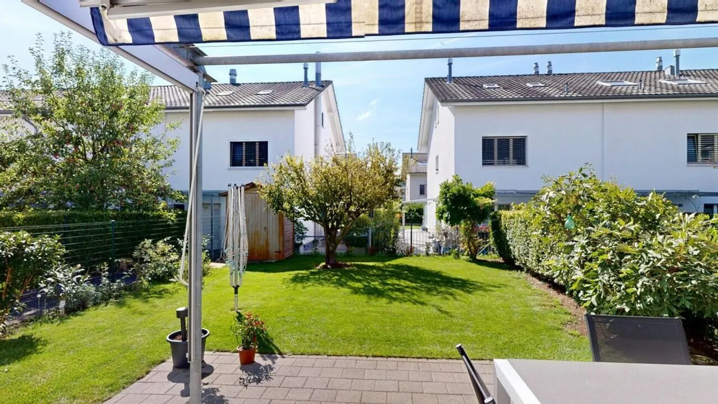 Felicità abitativa a Buchs ZH - Casa a schiera angolare con giardino da amare - Foto 5 di 29