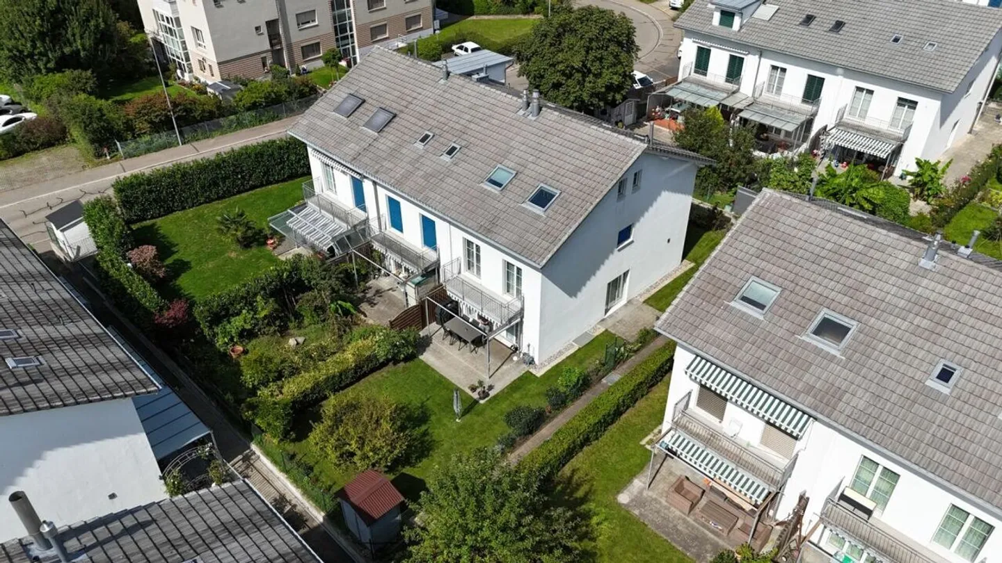 Felicità abitativa a Buchs ZH - Casa a schiera angolare con giardino da amare - Foto 26 di 29