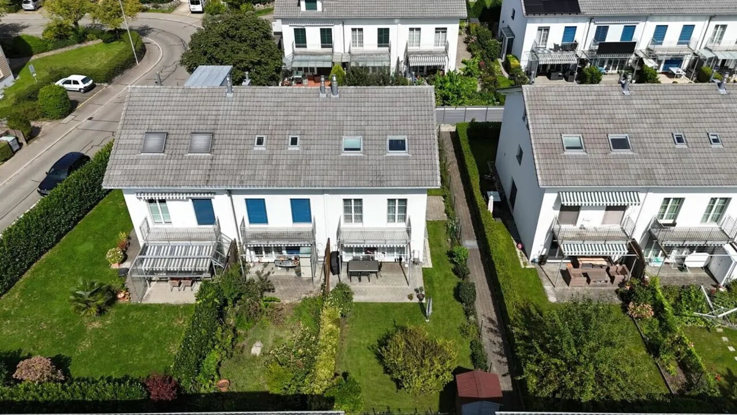 Felicità abitativa a Buchs ZH - Casa a schiera angolare con giardino da amare - Foto 27 di 29