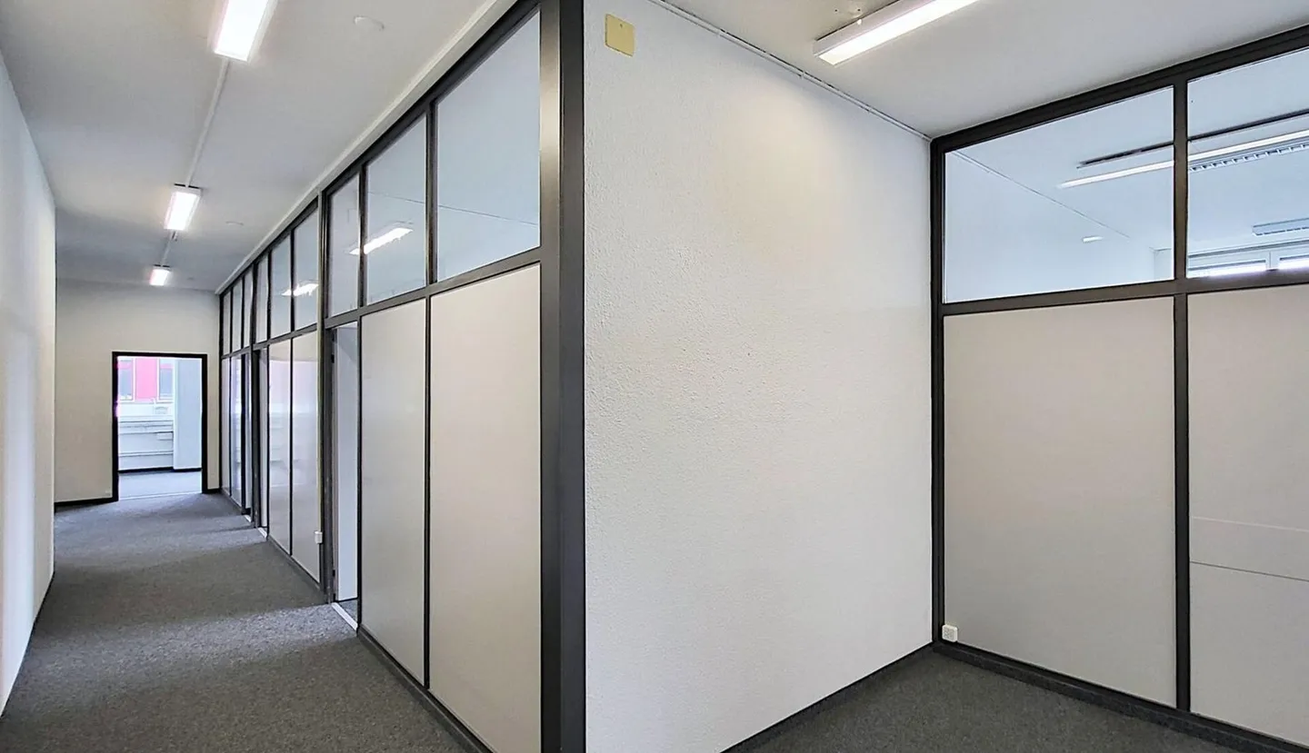 Espace de bureau spacieux à Regensdorf - Photo 1 sur 7