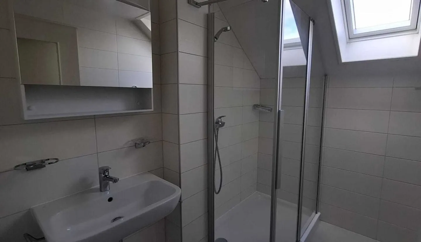 Helle 3,5 Zimmer im 3. Stock, Komfort und Praktikabilität im Alltag - Foto 6 von 7