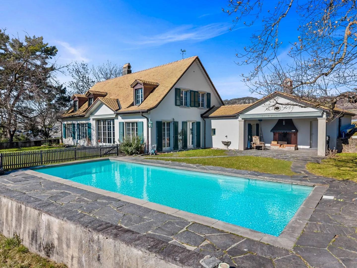 Villa Elegante con Vista Lago - Foto 1 di 13