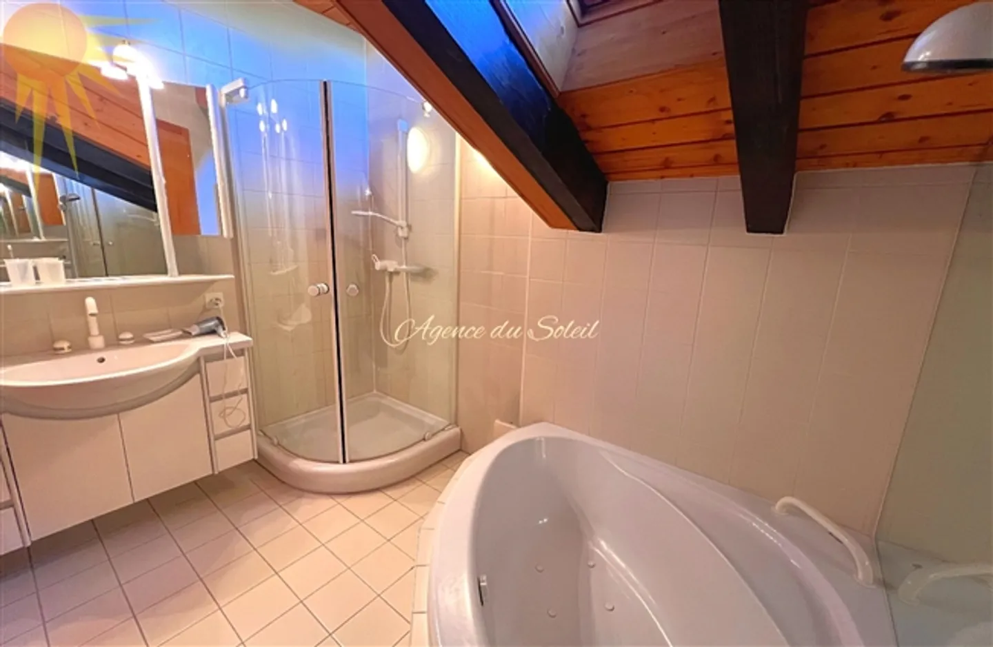 Ideal for a family, this beautiful and spacious chalet 5 minutes by car from the center of the resort - Photo 14 of 20